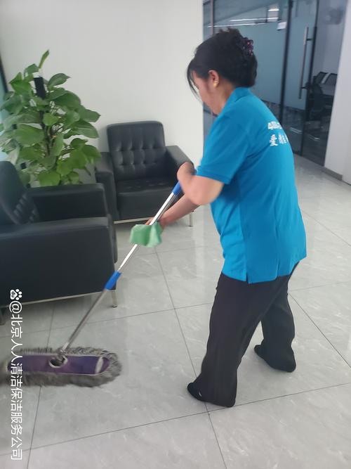 企业朝九晚六的日常保洁安排一个保洁全天班还是两个保洁轮班合适